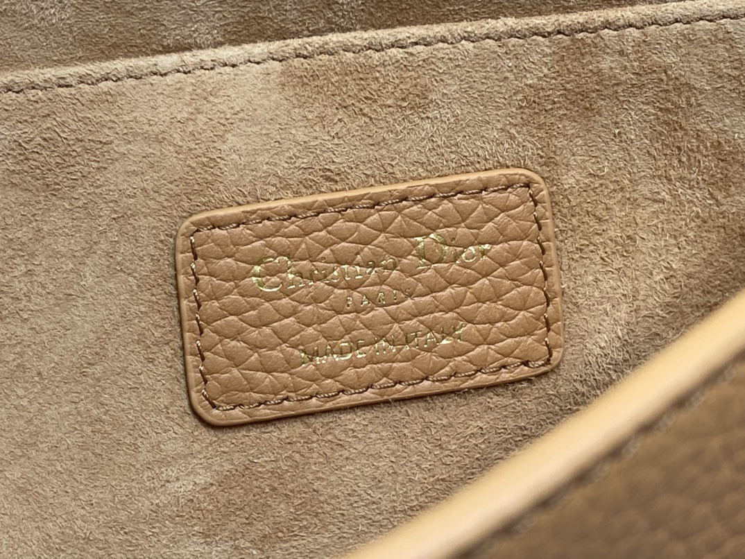 现货‼️Bobby系列最新腋下包，一个实物比图片好看千百倍的包🙋🏻‍♀️，精致又帅气，手感极好的颗粒纹小