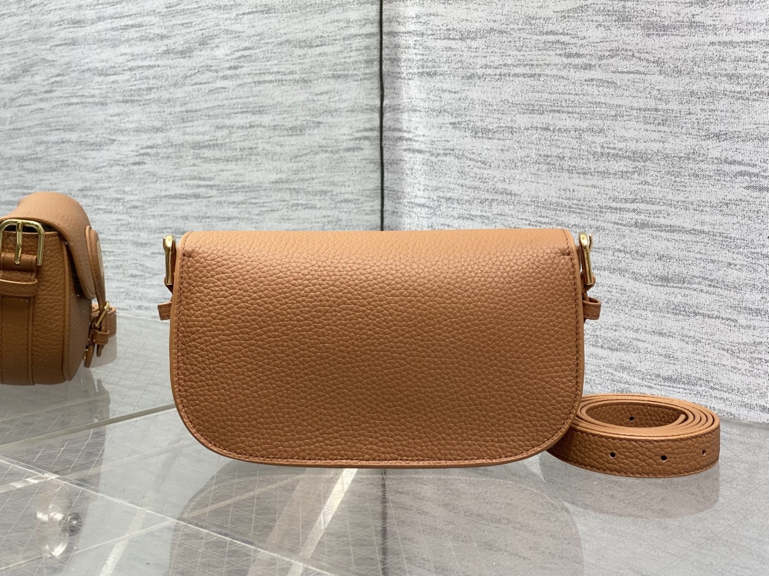 现货‼️Bobby系列最新腋下包，一个实物比图片好看千百倍的包🙋🏻‍♀️，精致又帅气，手感极好的颗粒纹小