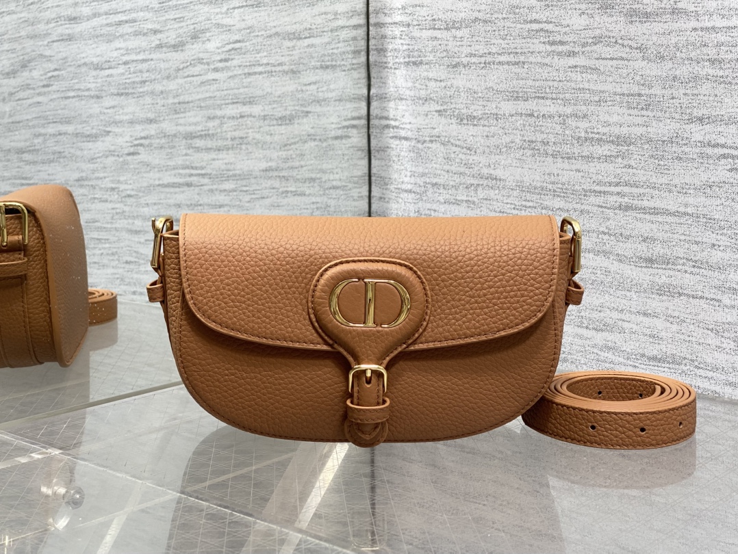 现货‼️Bobby系列最新腋下包，一个实物比图片好看千百倍的包🙋🏻‍♀️，精致又帅气，手感极好的颗粒纹小