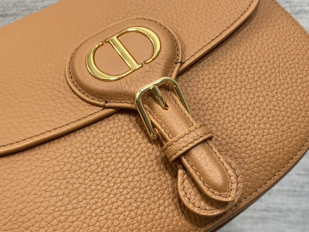 现货‼️最新bobby系列，为了向DI0R先生的宠物狗致敬而命名，寓意着忠城与成功，所这是企能陪你到永远