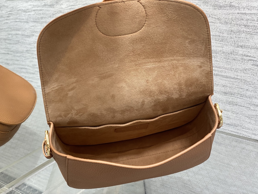 现货‼️最新bobby系列，为了向DI0R先生的宠物狗致敬而命名，寓意着忠城与成功，所这是企能陪你到永远