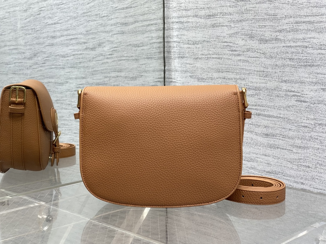 现货‼️最新bobby系列，为了向DI0R先生的宠物狗致敬而命名，寓意着忠城与成功，所这是企能陪你到永远