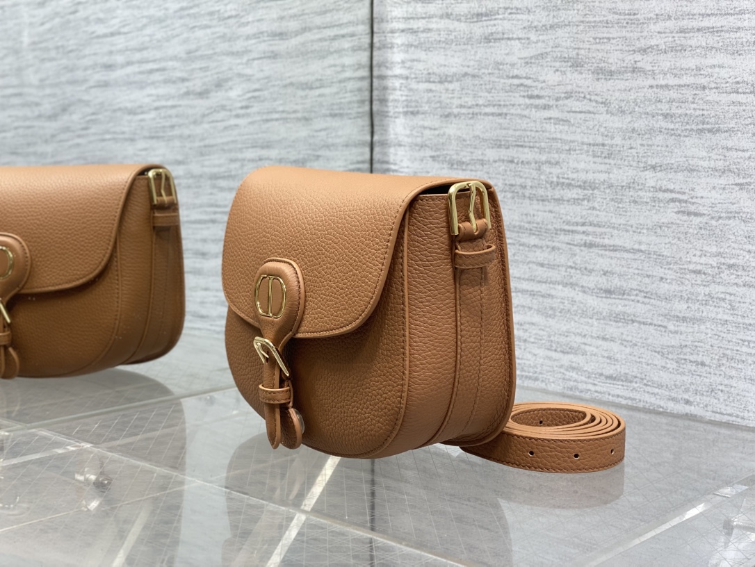 现货‼️最新bobby系列，为了向DI0R先生的宠物狗致敬而命名，寓意着忠城与成功，所这是企能陪你到永远