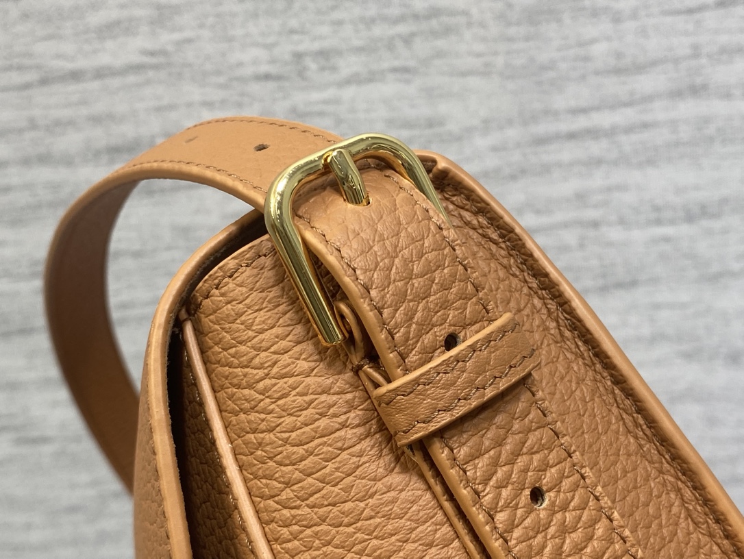 现货‼️最新bobby系列，为了向DI0R先生的宠物狗致敬而命名，寓意着忠城与成功，所这是企能陪你到永远