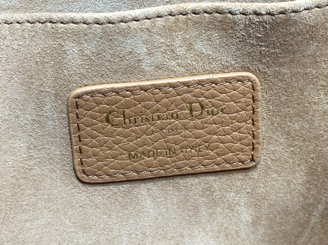 现货‼️最新bobby系列，为了向DI0R先生的宠物狗致敬而命名，寓意着忠城与成功，所这是企能陪你到永远