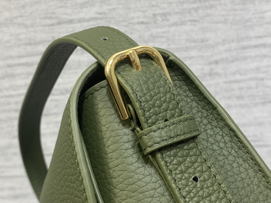 现货‼️最新bobby系列，为了向DI0R先生的宠物狗致敬而命名，寓意着忠城与成功，所这是企能陪你到永远