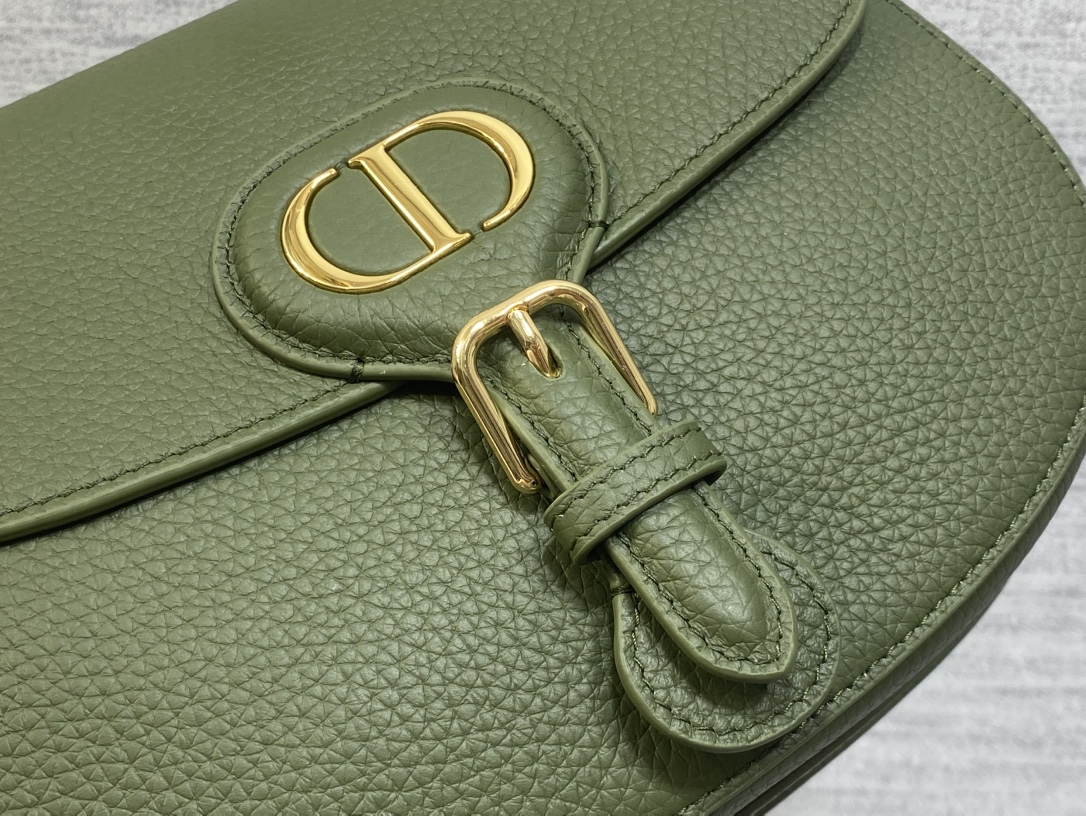 现货‼️最新bobby系列，为了向DI0R先生的宠物狗致敬而命名，寓意着忠城与成功，所这是企能陪你到永远