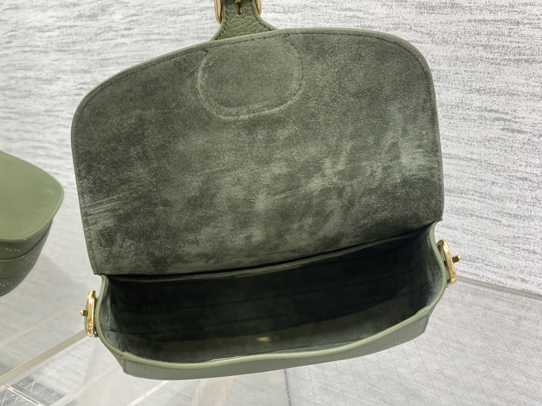 现货‼️最新bobby系列，为了向DI0R先生的宠物狗致敬而命名，寓意着忠城与成功，所这是企能陪你到永远