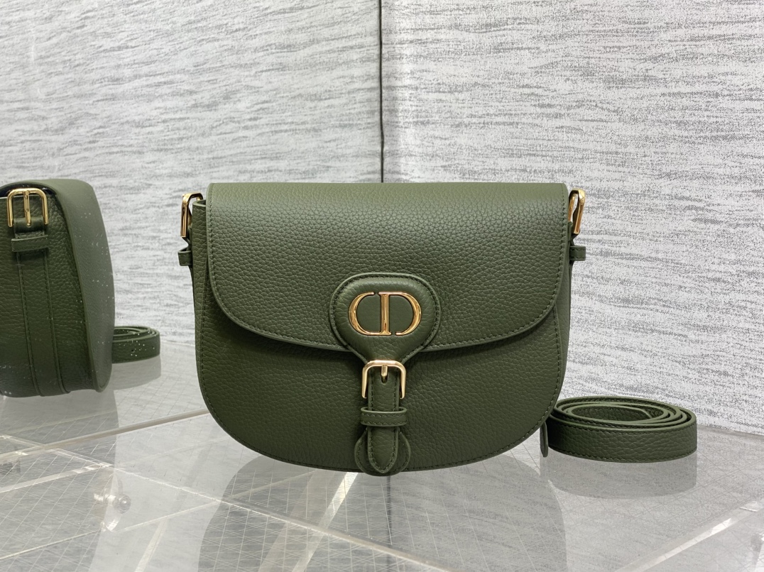 现货‼️最新bobby系列，为了向DI0R先生的宠物狗致敬而命名，寓意着忠城与成功，所这是企能陪你到永远