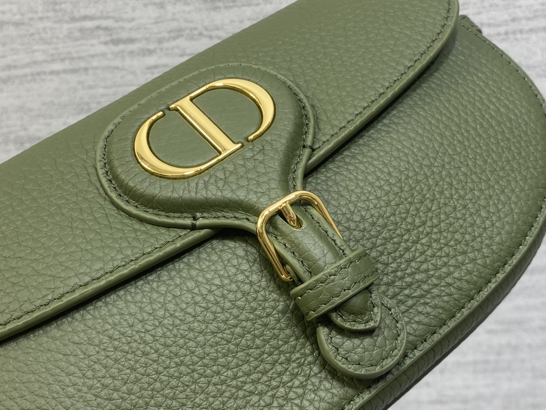 现货‼️Bobby系列最新腋下包，一个实物比图片好看千百倍的包🙋🏻‍♀️，精致又帅气，手感极好的颗粒纹小