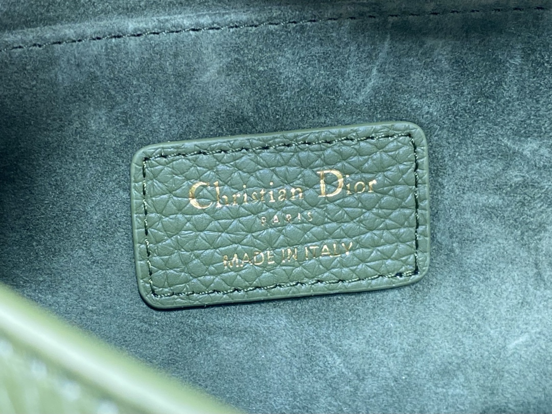 现货‼️Bobby系列最新腋下包，一个实物比图片好看千百倍的包🙋🏻‍♀️，精致又帅气，手感极好的颗粒纹小