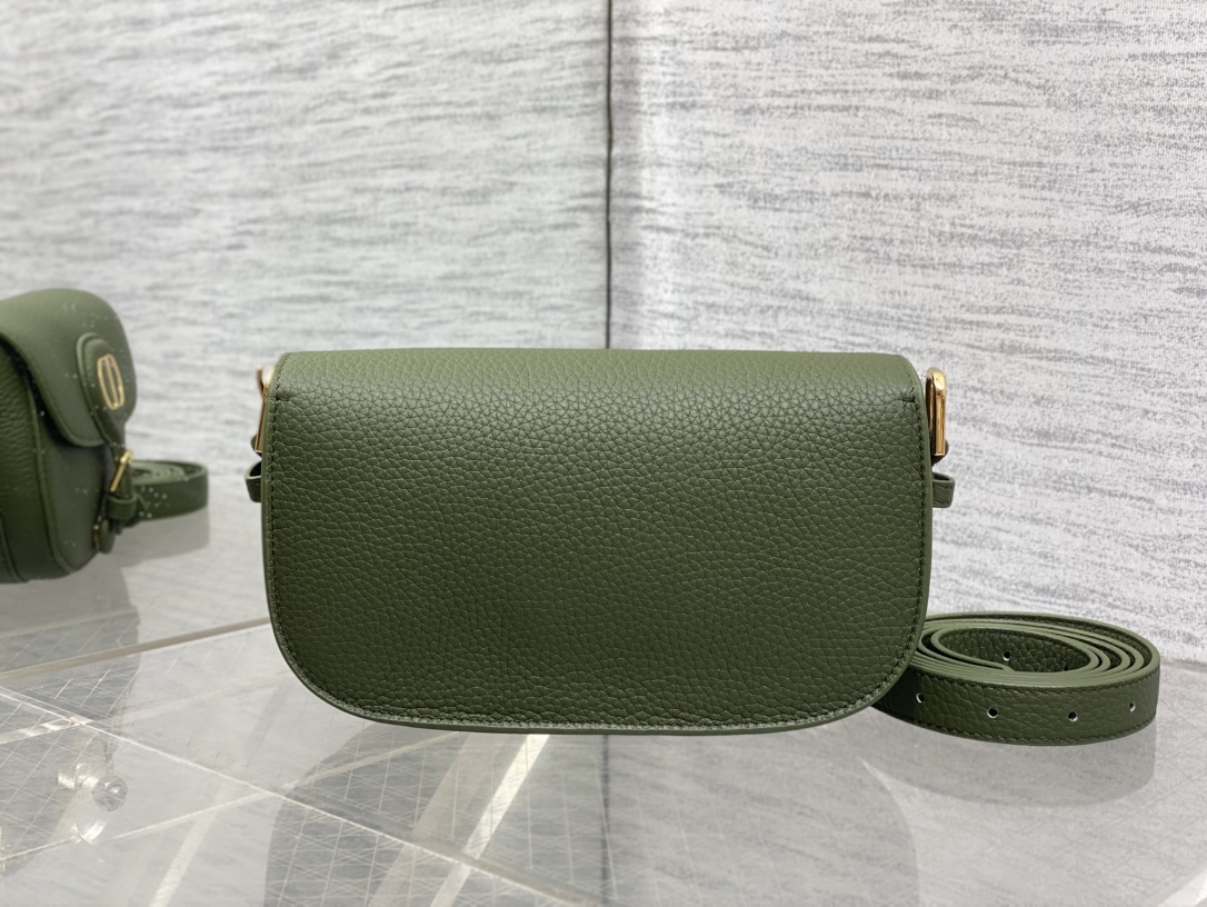 现货‼️Bobby系列最新腋下包，一个实物比图片好看千百倍的包🙋🏻‍♀️，精致又帅气，手感极好的颗粒纹小