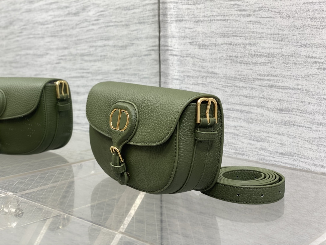 现货‼️Bobby系列最新腋下包，一个实物比图片好看千百倍的包🙋🏻‍♀️，精致又帅气，手感极好的颗粒纹小