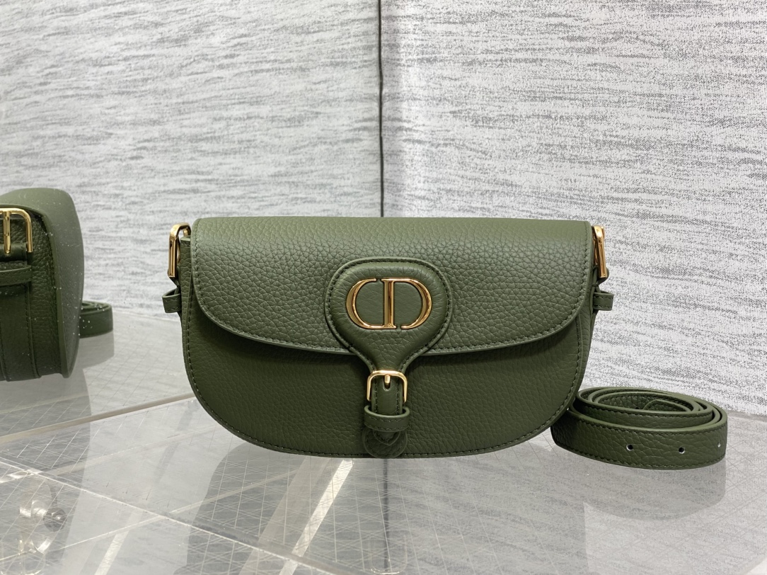 现货‼️Bobby系列最新腋下包，一个实物比图片好看千百倍的包🙋🏻‍♀️，精致又帅气，手感极好的颗粒纹小