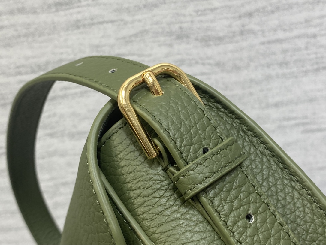 现货‼️Bobby系列最新腋下包，一个实物比图片好看千百倍的包🙋🏻‍♀️，精致又帅气，手感极好的颗粒纹小