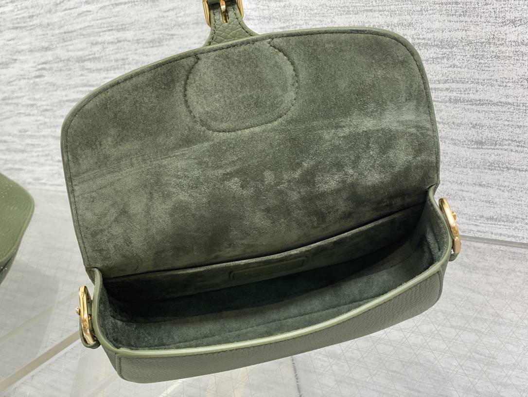 现货‼️Bobby系列最新腋下包，一个实物比图片好看千百倍的包🙋🏻‍♀️，精致又帅气，手感极好的颗粒纹小