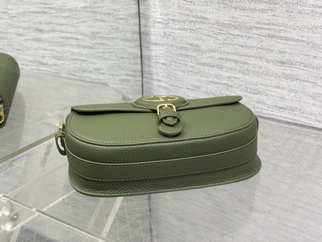 现货‼️Bobby系列最新腋下包，一个实物比图片好看千百倍的包🙋🏻‍♀️，精致又帅气，手感极好的颗粒纹小