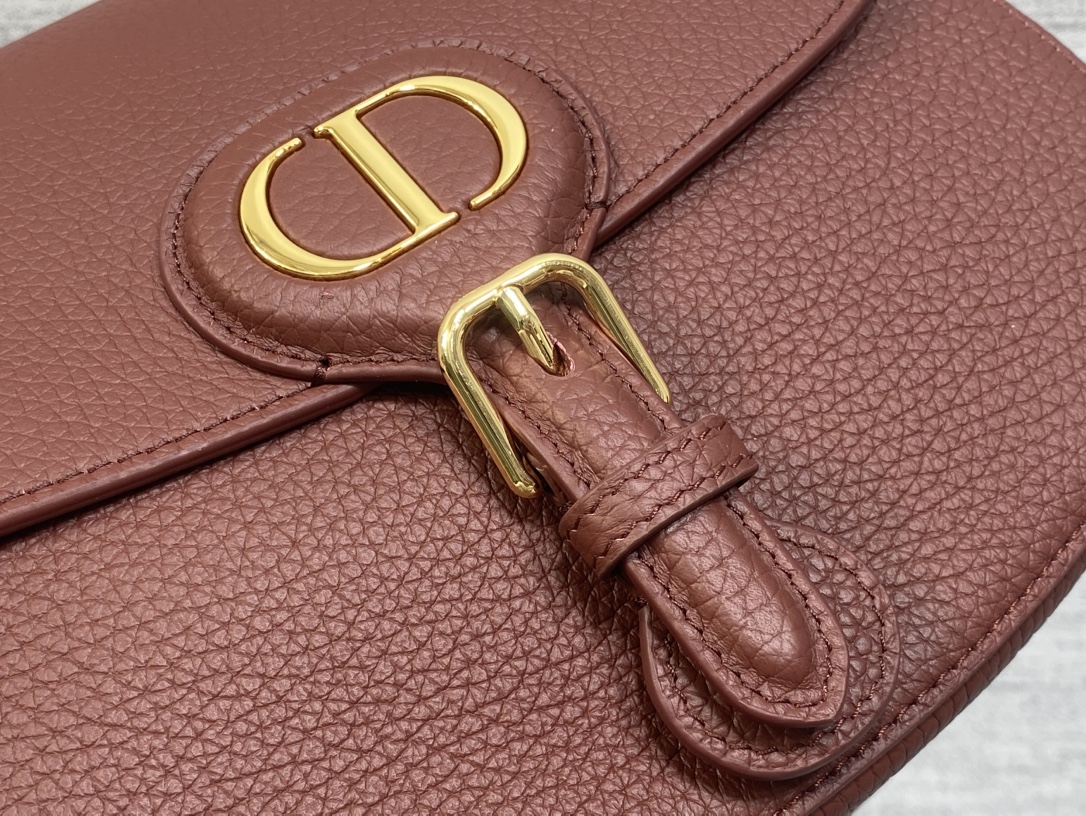 现货‼️最新bobby系列，为了向DI0R先生的宠物狗致敬而命名，寓意着忠城与成功，所这是企能陪你到永远