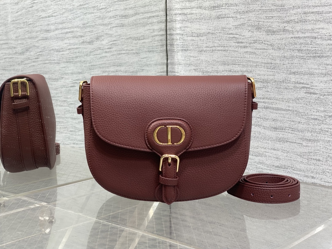 现货‼️最新bobby系列，为了向DI0R先生的宠物狗致敬而命名，寓意着忠城与成功，所这是企能陪你到永远