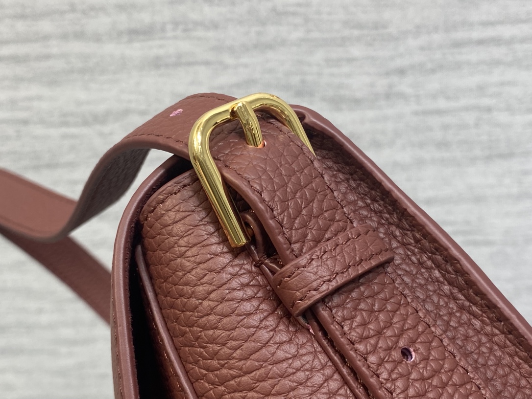 现货‼️最新bobby系列，为了向DI0R先生的宠物狗致敬而命名，寓意着忠城与成功，所这是企能陪你到永远