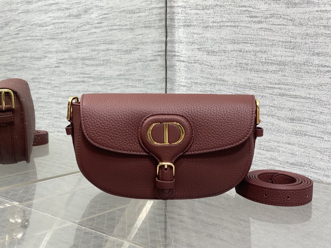 现货‼️Bobby系列最新腋下包，一个实物比图片好看千百倍的包🙋🏻‍♀️，精致又帅气，手感极好的颗粒纹小