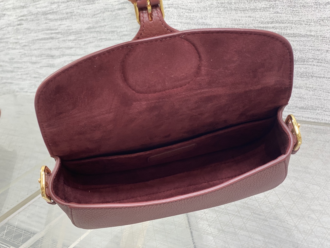 现货‼️Bobby系列最新腋下包，一个实物比图片好看千百倍的包🙋🏻‍♀️，精致又帅气，手感极好的颗粒纹小