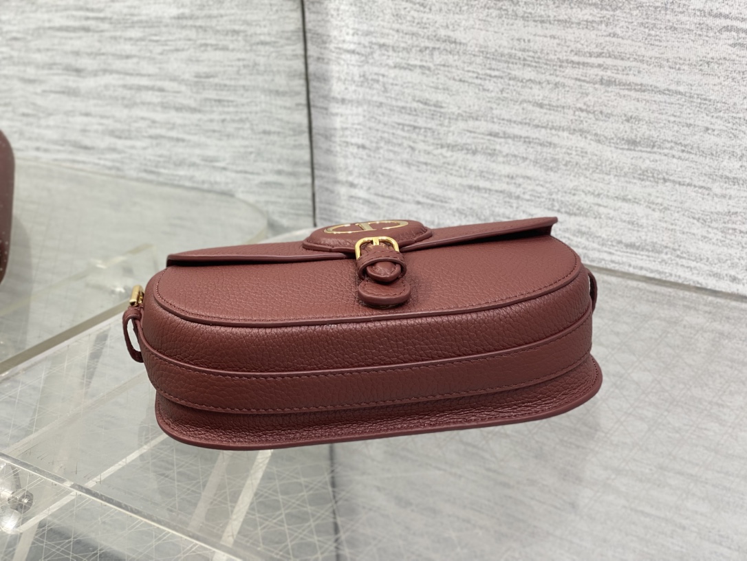 现货‼️Bobby系列最新腋下包，一个实物比图片好看千百倍的包🙋🏻‍♀️，精致又帅气，手感极好的颗粒纹小