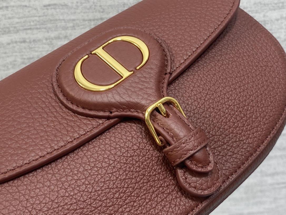 现货‼️Bobby系列最新腋下包，一个实物比图片好看千百倍的包🙋🏻‍♀️，精致又帅气，手感极好的颗粒纹小