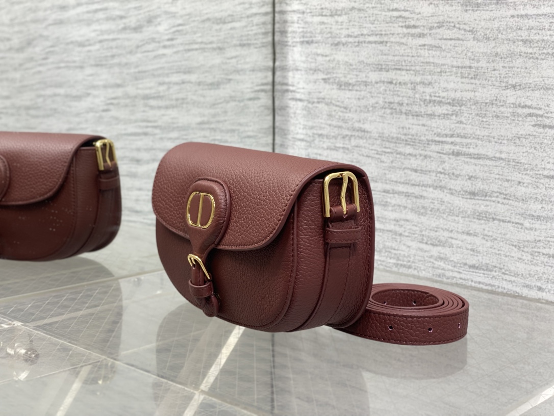 现货‼️Bobby系列最新腋下包，一个实物比图片好看千百倍的包🙋🏻‍♀️，精致又帅气，手感极好的颗粒纹小