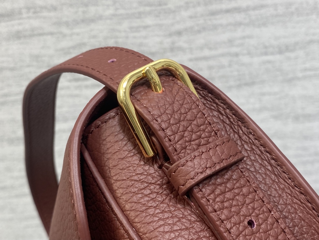 现货‼️Bobby系列最新腋下包，一个实物比图片好看千百倍的包🙋🏻‍♀️，精致又帅气，手感极好的颗粒纹小