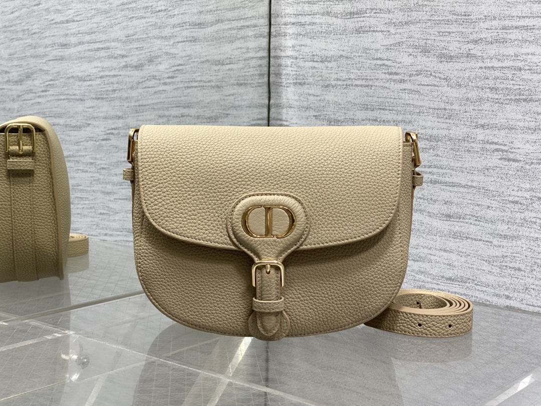 现货‼️最新bobby系列，为了向DI0R先生的宠物狗致敬而命名，寓意着忠城与成功，所这是企能陪你到永远