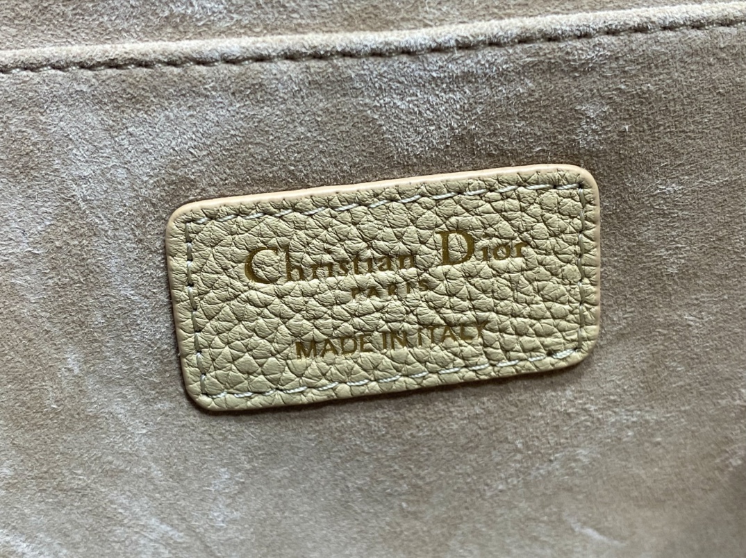 现货‼️最新bobby系列，为了向DI0R先生的宠物狗致敬而命名，寓意着忠城与成功，所这是企能陪你到永远