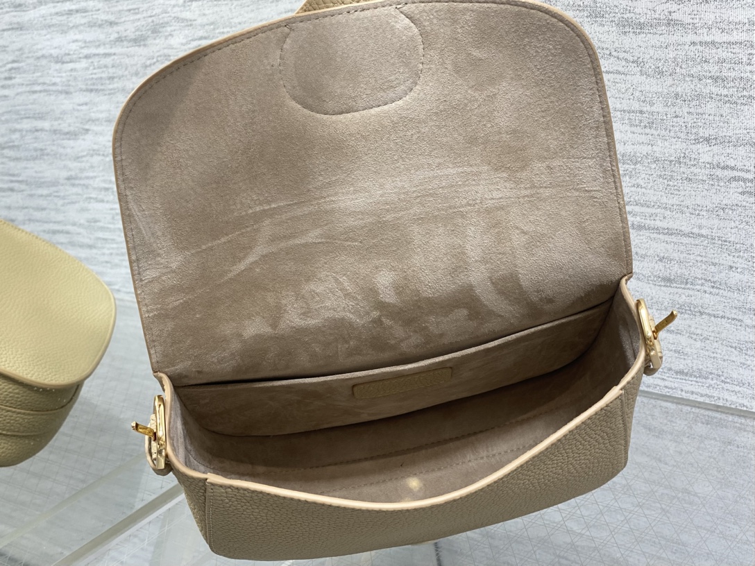 现货‼️最新bobby系列，为了向DI0R先生的宠物狗致敬而命名，寓意着忠城与成功，所这是企能陪你到永远