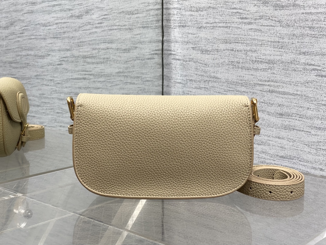 现货‼️Bobby系列最新腋下包，一个实物比图片好看千百倍的包🙋🏻‍♀️，精致又帅气，手感极好的颗粒纹小