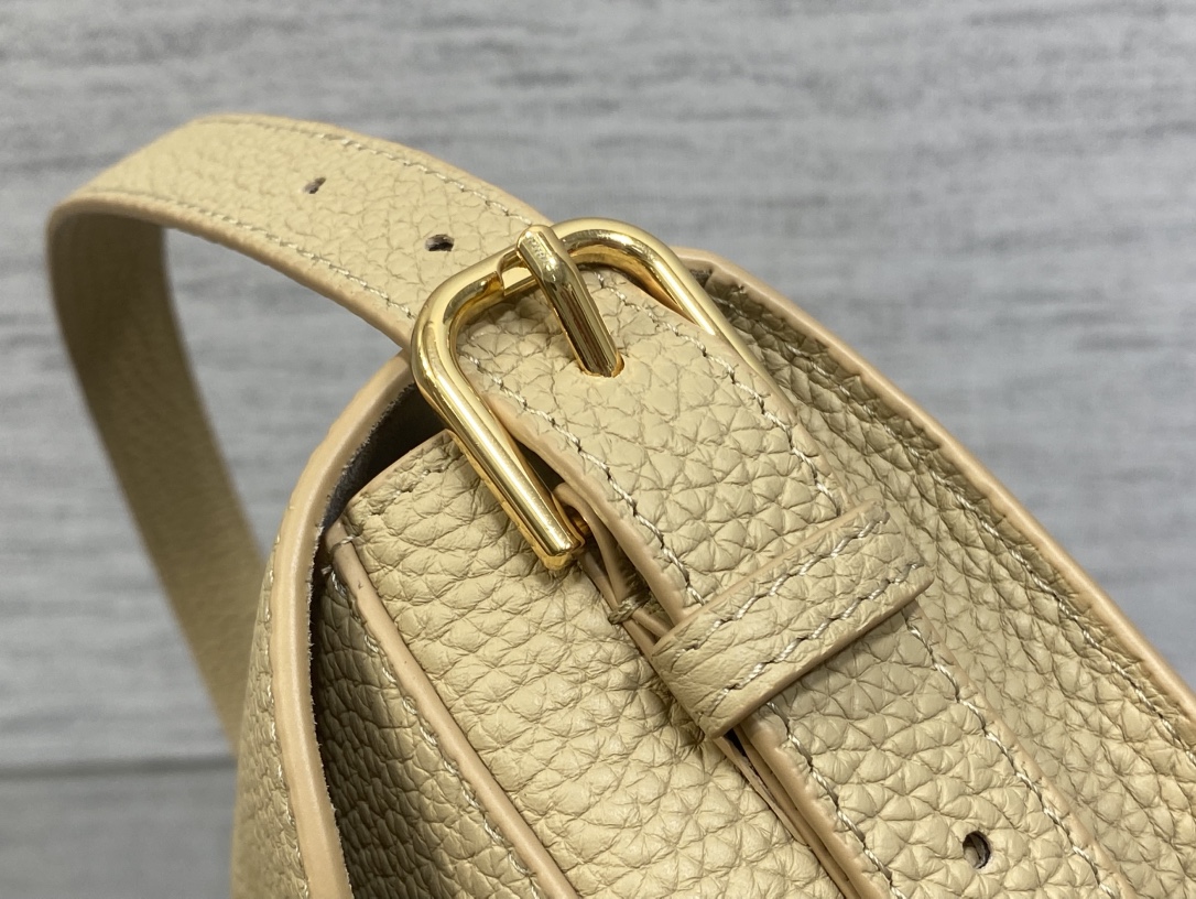 现货‼️Bobby系列最新腋下包，一个实物比图片好看千百倍的包🙋🏻‍♀️，精致又帅气，手感极好的颗粒纹小