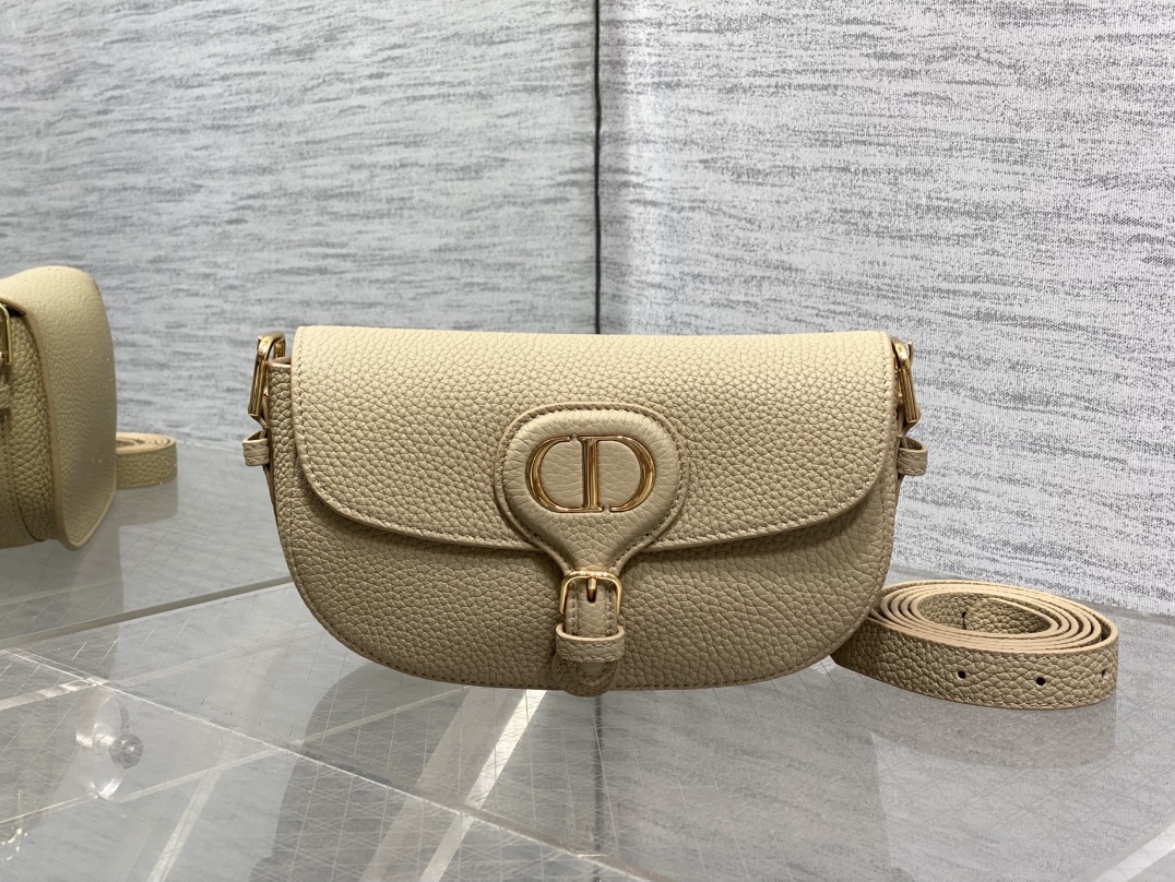 现货‼️Bobby系列最新腋下包，一个实物比图片好看千百倍的包🙋🏻‍♀️，精致又帅气，手感极好的颗粒纹小