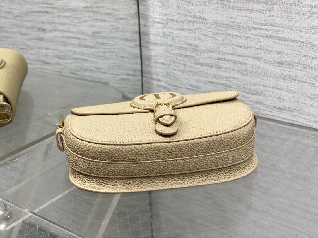 现货‼️Bobby系列最新腋下包，一个实物比图片好看千百倍的包🙋🏻‍♀️，精致又帅气，手感极好的颗粒纹小