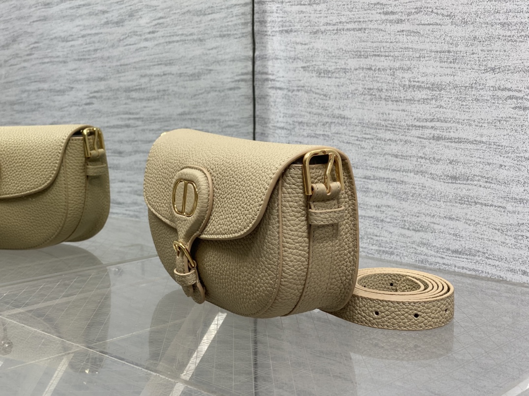 现货‼️Bobby系列最新腋下包，一个实物比图片好看千百倍的包🙋🏻‍♀️，精致又帅气，手感极好的颗粒纹小