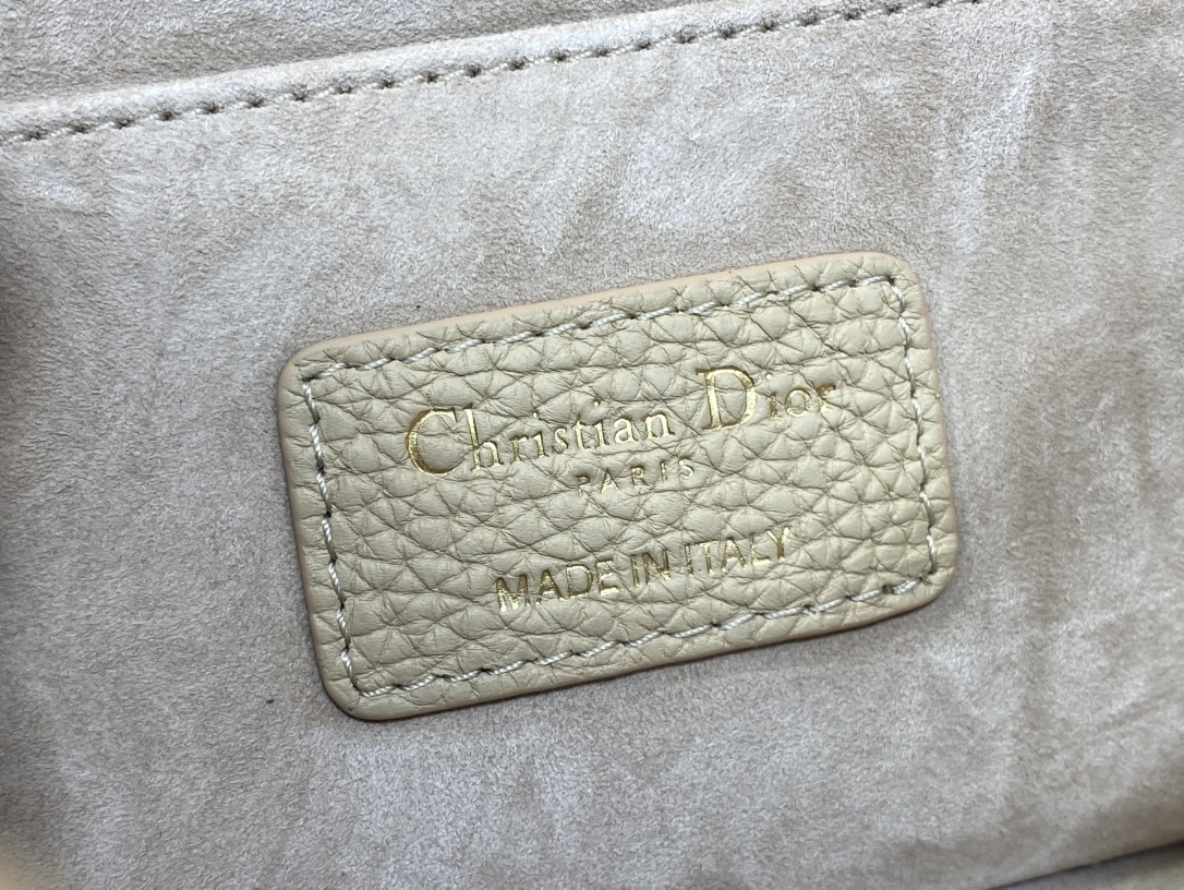 现货‼️Bobby系列最新腋下包，一个实物比图片好看千百倍的包🙋🏻‍♀️，精致又帅气，手感极好的颗粒纹小