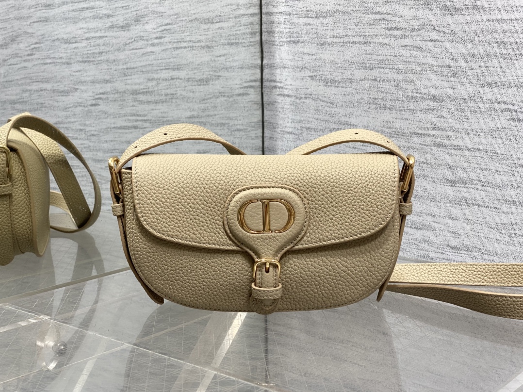 现货‼️Bobby系列最新腋下包，一个实物比图片好看千百倍的包🙋🏻‍♀️，精致又帅气，手感极好的颗粒纹小