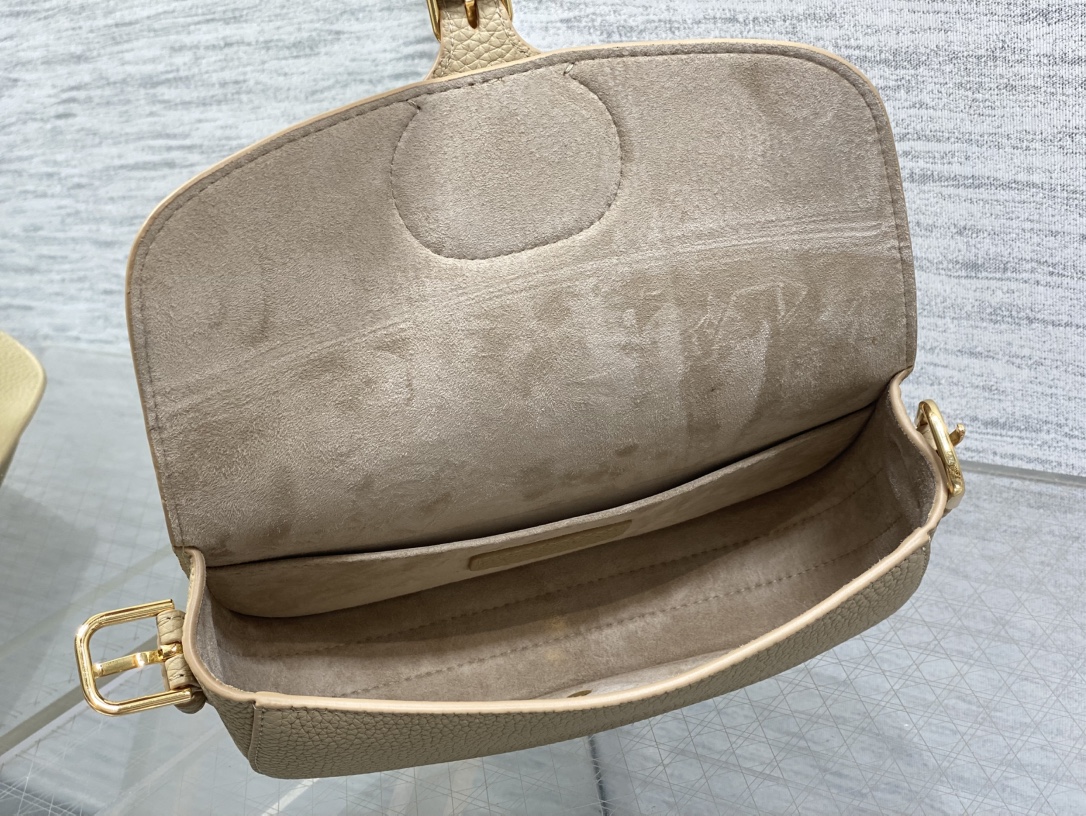 现货‼️Bobby系列最新腋下包，一个实物比图片好看千百倍的包🙋🏻‍♀️，精致又帅气，手感极好的颗粒纹小