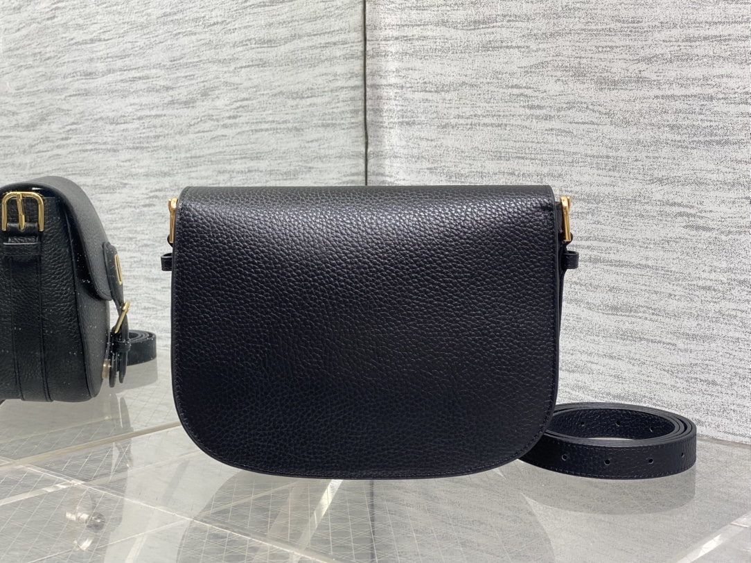 现货‼️最新bobby系列，为了向DI0R先生的宠物狗致敬而命名，寓意着忠城与成功，所这是企能陪你到永远