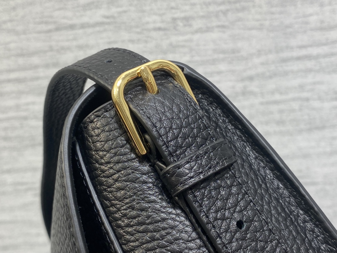 现货‼️最新bobby系列，为了向DI0R先生的宠物狗致敬而命名，寓意着忠城与成功，所这是企能陪你到永远