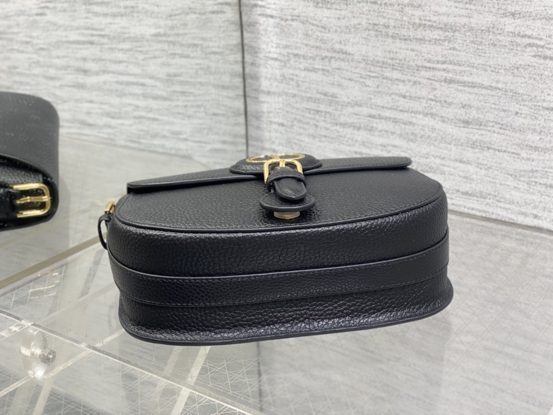 现货‼️最新bobby系列，为了向DI0R先生的宠物狗致敬而命名，寓意着忠城与成功，所这是企能陪你到永远