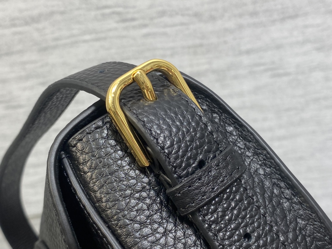 现货‼️Bobby系列最新腋下包，一个实物比图片好看千百倍的包🙋🏻‍♀️，精致又帅气，手感极好的颗粒纹小