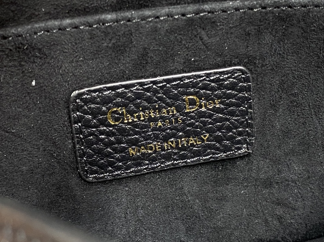 现货‼️Bobby系列最新腋下包，一个实物比图片好看千百倍的包🙋🏻‍♀️，精致又帅气，手感极好的颗粒纹小