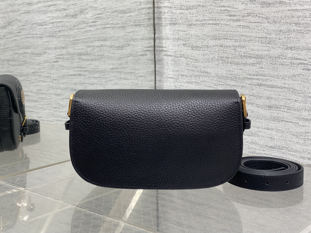 现货‼️Bobby系列最新腋下包，一个实物比图片好看千百倍的包🙋🏻‍♀️，精致又帅气，手感极好的颗粒纹小