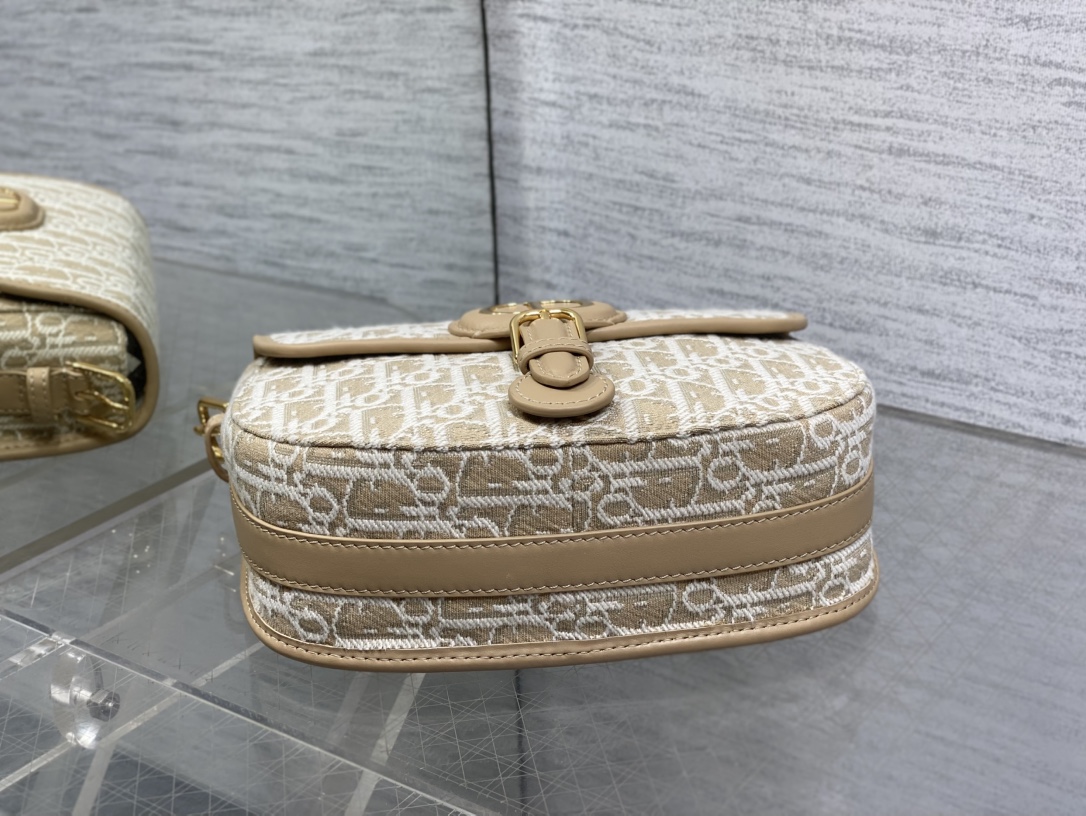 现货‼️最新bobby系列，为了向DI0R先生的宠物狗致敬而命名，寓意着忠城与成功，所这是企能陪你到永远