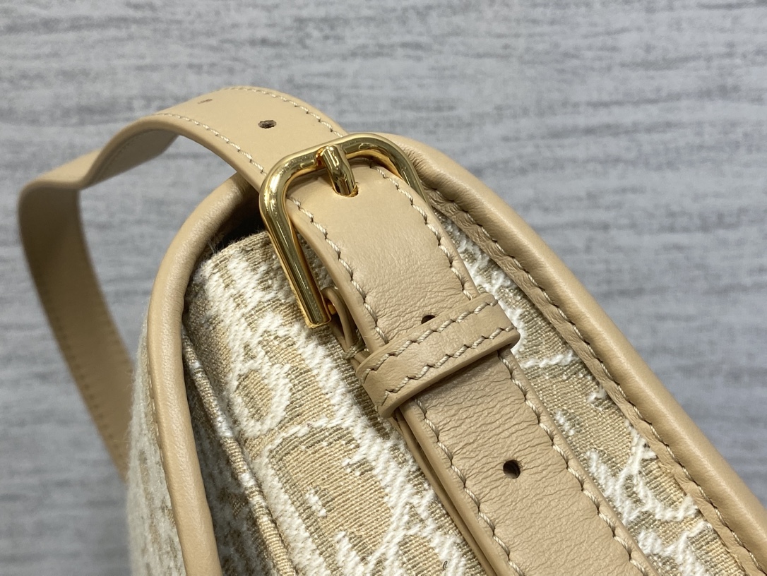 现货‼️最新bobby系列，为了向DI0R先生的宠物狗致敬而命名，寓意着忠城与成功，所这是企能陪你到永远