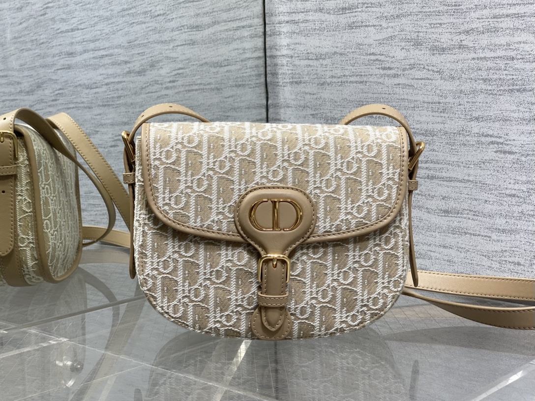 现货‼️最新bobby系列，为了向DI0R先生的宠物狗致敬而命名，寓意着忠城与成功，所这是企能陪你到永远